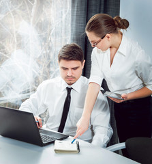 Obraz premium Woman adviser with a businessman