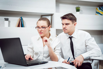 Obraz premium Woman adviser with a businessman