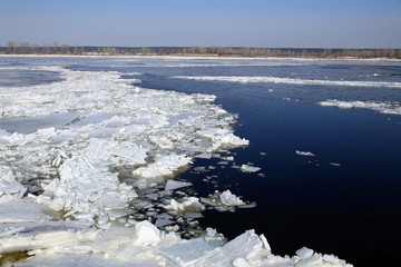 Obraz premium breaking of the ice on the river in the spring