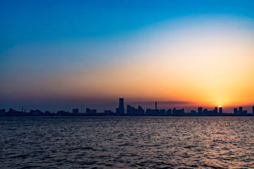 大黒ふ頭から見た横浜港の夕景