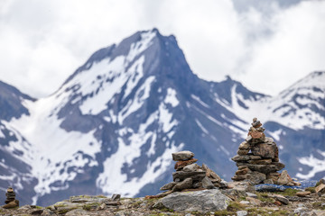 Steinstapel als Wegweiser im Hochgebirge der Alpen
