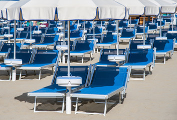 sedia da spiaggia e ombrellone