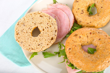 Sesam- Bagel mit gekochtem Schinken