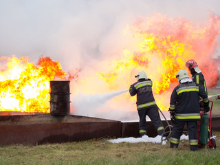 Obraz premium Fire fighting with a powder extinguisher