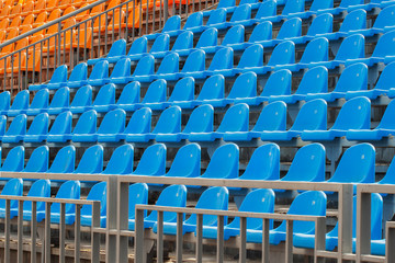 Obraz premium Rzędy krzeseł na stadionie piłkarskim