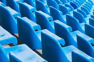 Verduisterende rolgordijnen Stadion Achtergrond van lege blauwe stoelen in een stadion