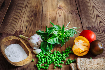 Basil, color tomatoes, garlic, green peas, salt and crispbread