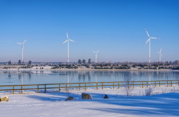 Windrad am See im Winter  - Wind turbine on lake in winter