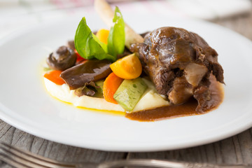 Knuckle with grilled vegetables