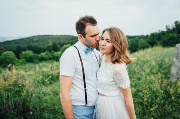 Obraz premium Happy Bride and groom walking on the green grass