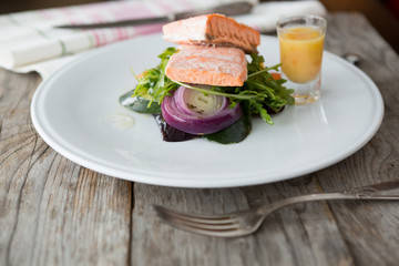 Salmon steak with vegetables