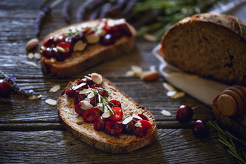 Crostini cerises, miel, romarin et amandes. 
