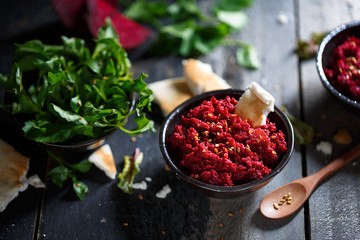 dips de betteraves et salade verte