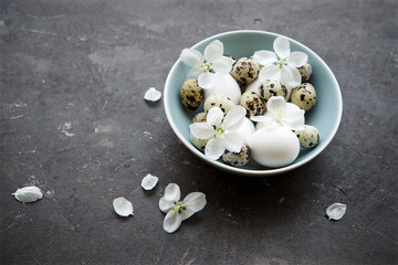 Easter decoration with quail eggs and flowers 
