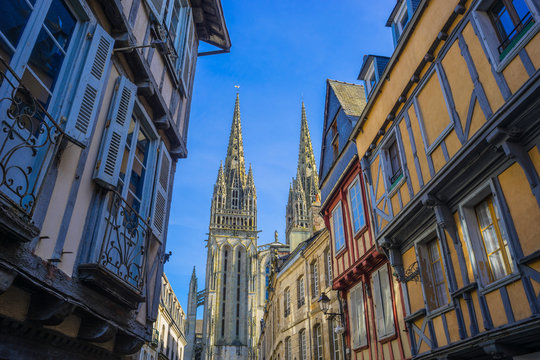 La Rue K&eacute;r&eacute;on &agrave; Quimper avec vue sur la Cath&eacute;drale St. Corentin en Bretagne en lumi&egrave;re magique - K&eacute;r&eacute;on Street overlooking the St. Corentin Cathedral in Quimper in Brittany in magic light
