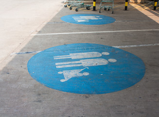 Symbol, parking spot for families with young children.