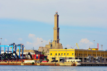 the lantern of Genoa seen from the harbor © maudanros