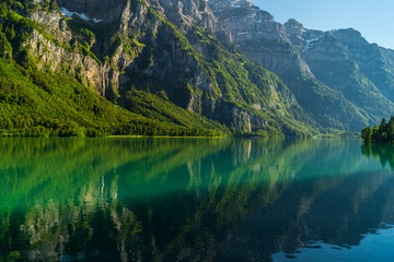 Fototapeta na wymiar Bergsee Spiegelung im schönen Klöntal am Klöntalersee im Sommer