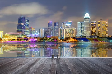 Tuinposter Reflection Building in Singapore at night view of Marina Bay © Southtownboy Studio