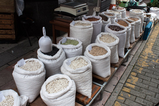 habas en el mercado, fabas blancas, habas pintas.