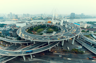 Weergave van grote ronde brug in Shanghai, China met verkeer. Beroemde bezienswaardigheid van Shanghai in de avond.