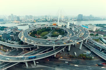 Poster Nanpubrug Weergave van grote ronde brug in Shanghai, China met verkeer. Beroemde bezienswaardigheid van Shanghai in de avond.
