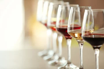 Küchenrückwand glas motiv Wein Viele Gläser verschiedener Weine in einer Reihe auf einem Tisch