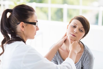 Obraz premium Doctor checking patient