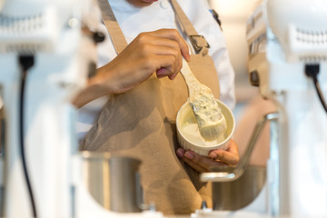 buttering baking cup
