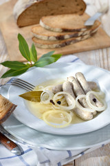 Saure Zipfel, eine fränkische Spezialität: im Zwiebel-Essigsud zubereitete Nürnberger Bratwürstchen  - A Franconian specialty: Bratwurst cooked in vinegar with onions and spices