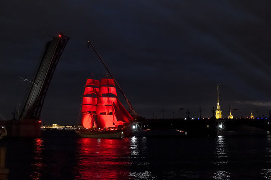 Sailing in the Neva river on the occasion of alumni "alye parusa