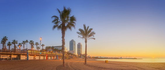 Fototapeta premium Plaża Barceloneta w Barcelonie o wschodzie słońca