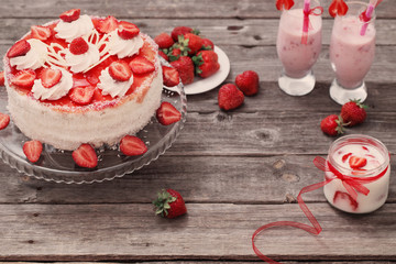 Fototapeta na wymiar cake with strawberries on wooden table