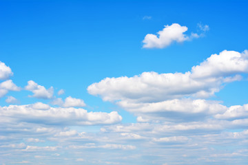 Красивые пушистые белые облака  в голубом небе
