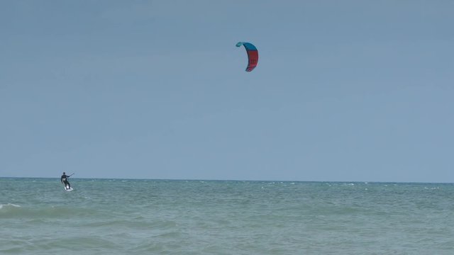 surfeur naviguant en foil 1 metre au dessus de l'eau(4k)