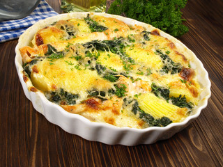 Kartoffelgratin mit Lachs und Spinat