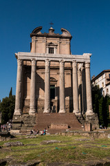 Fototapeta na wymiar Tempel des Antoninus Pius und der Faustina im Forum Romanum in Rom - Frontansicht