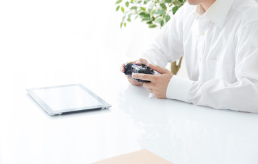 TVゲームをする男性