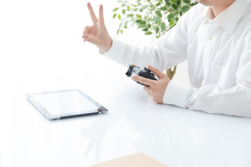 TVゲームをする男性