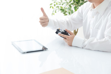 TVゲームをする男性