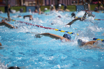 Equipo de natación calentando antes de la competición. Chapuzón en verano.. Competición de...