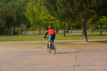 Fototapeta premium practicando deporte en bicicleta