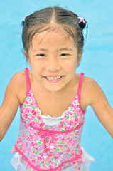 プールで遊ぶ女の子