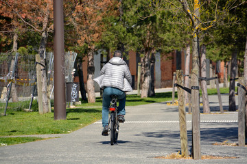 Naklejka premium circulando en bicicleta por la ciudad