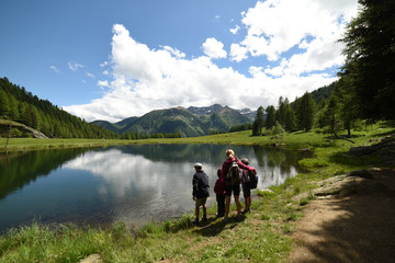 Fototapeta na wymiar vacanza in montagna escursione camminare in montagna lago vacanza relax