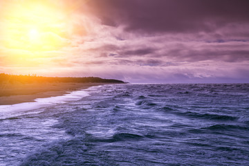 Plakaty  Zachód słońca nad wzburzonym morzem