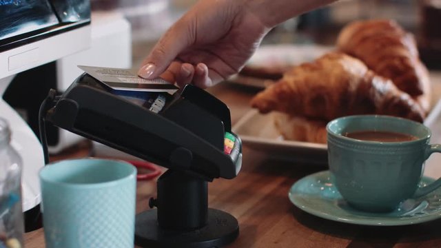 Payment with contactless credit card in caf&eacute;
