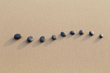 set van hete steen op wit zand kalm strand in ruggengraatvorm. zelf