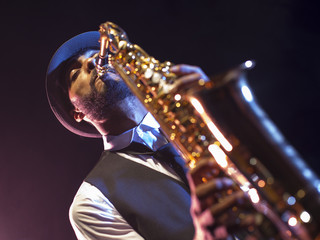 Saxofonista negro en contrapicado
