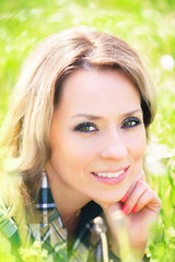 Naklejka premium Close-up portrait of a beautiful attractive woman outdoors in the summer